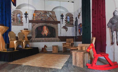 decorverhuur, decordoek, middeleeuws kasteel, middeleeuws decor, achtergrond, achterdoek,  musical, theaterdoek, kasteel decor, vaandels