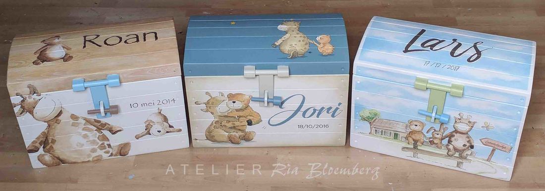 geboortekisten, kraamcadeau met naam, speelgoedkisten, houten kist beschilderd, beschilderd met geboortekaartje, bewaarkist