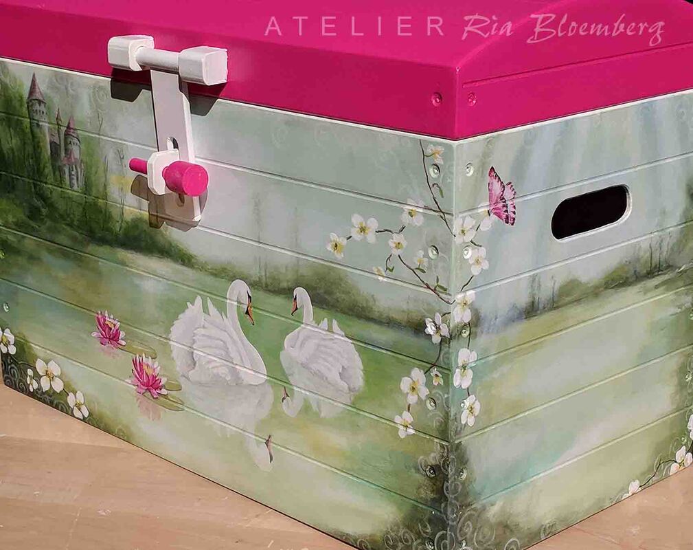 geboortekist, beschilderde kist met naam, met geboortekaartje, speelgoedkist, houten kist met geboortekaartje, kraamcadeau, bewaarkist